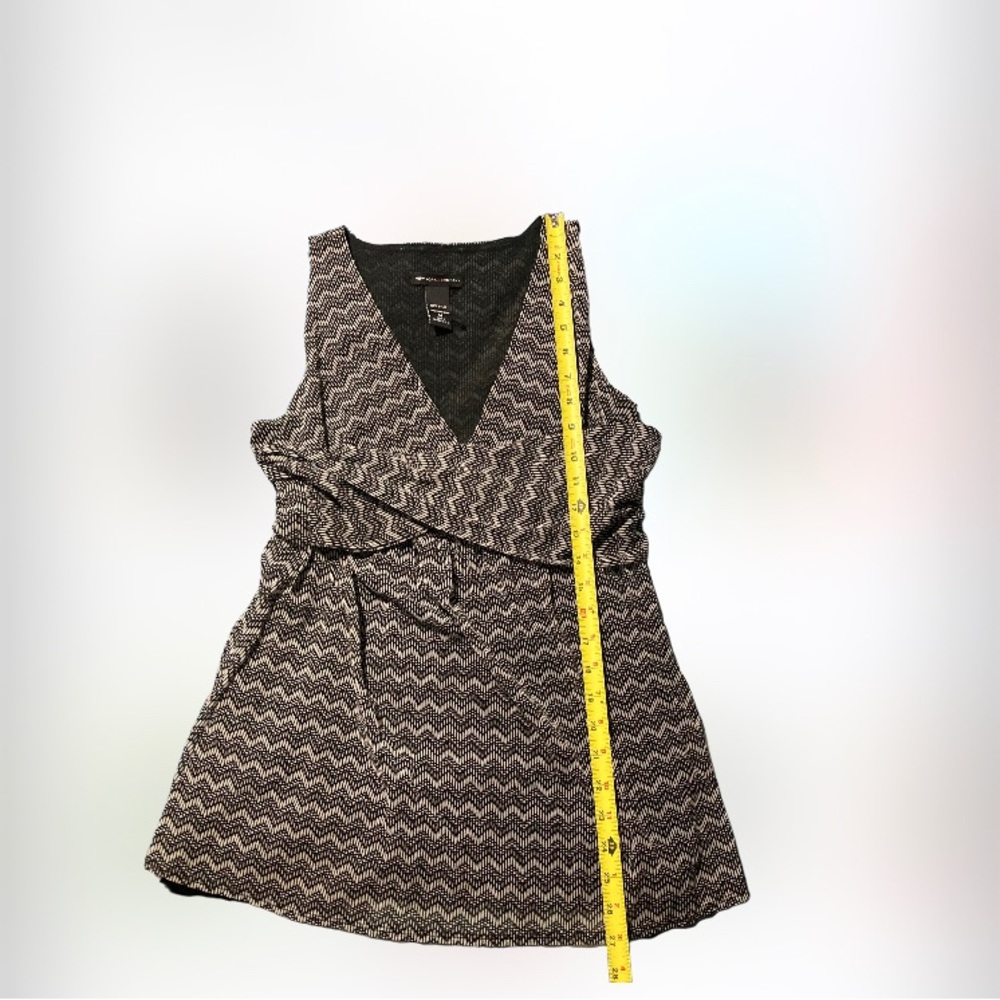 New York And Co Sleeveless Zig Zag Pattern Black White Stretch Top Size M. - Picture 3 of 7